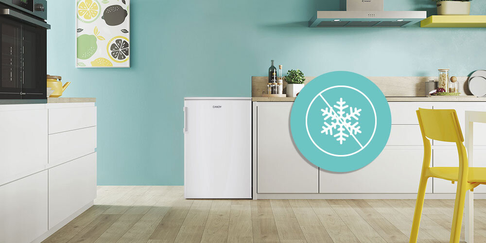 ZAMRAŻARKA CANDY CUQS 58EWH lifestyle kuchnia zamknięte drzwi zamrażarki dekoracje infografika piekarnik zabudowa białe szafki Low Frost