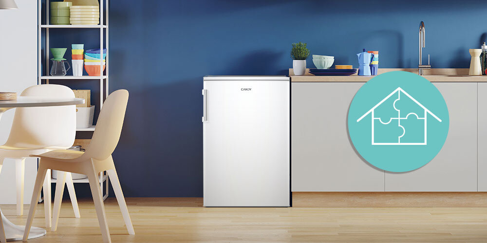 ZAMRAŻARKA CANDY CUQS 58EWH lifestyle infografika drzwi zamknięte front kuchnia salon niebieska ściana stół krzesła dekoracje
