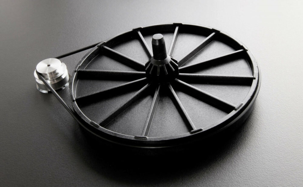 Gramofon REGA Planar 1 - Silnik synchroniczny