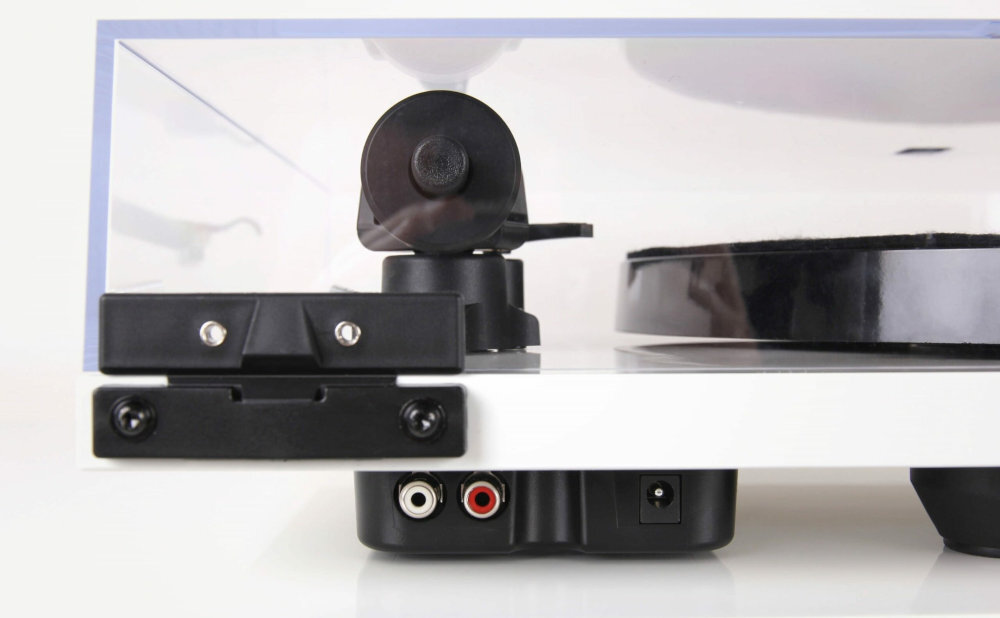 REGA Planar 1 Plus Wbudowany przedwzmacniacz gramofonowy standardowego przewodu RCA-RCA przewodu RCA-3,5 mm