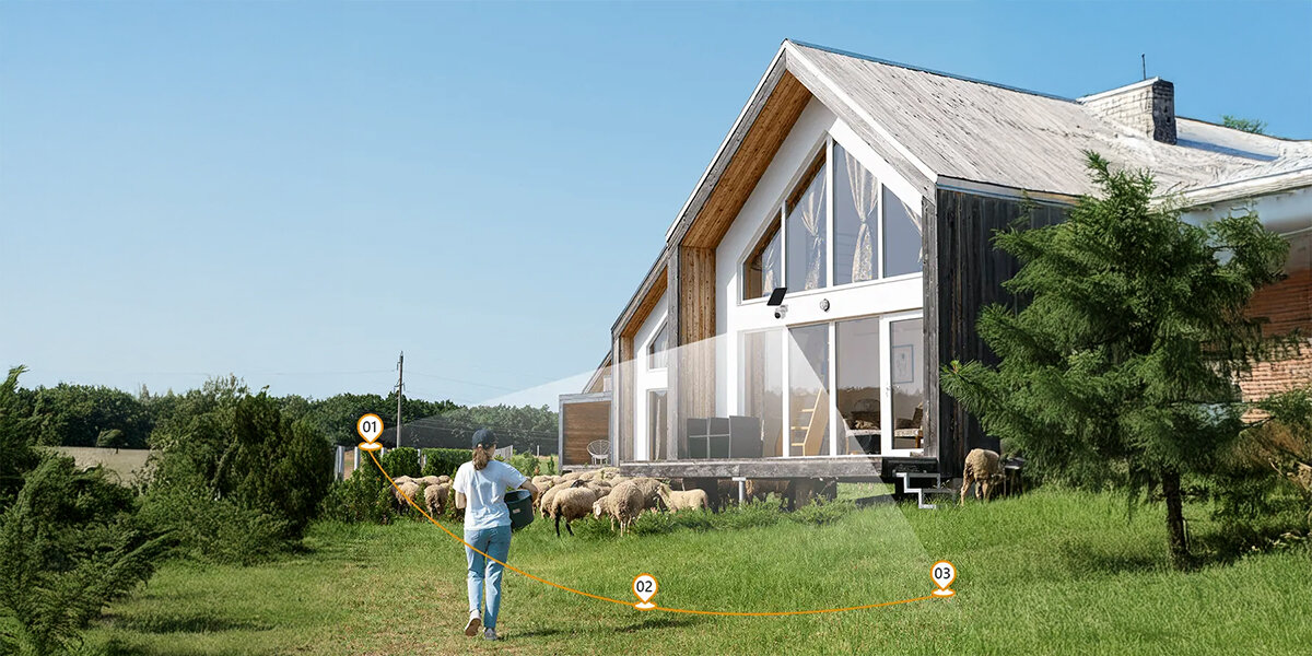 Kamera IMOU Cell PT Zewnętrzna, Wi-Fi, rozmowy, Dwukierunkowe, rozmowa, kontakt, w tle dom jednorodzinny i kamera nadzorująca ruch w ogrodzie