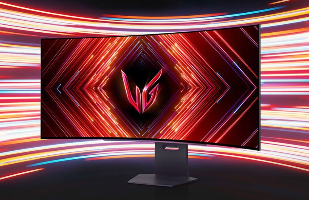 Monitor LG UltraGear 45GS95QE-B.AEU Monitor zakrzywiony z cienkimi ramkami, stojący na biurku, z wyświetlonym na ekranie futurystycznym, neonowym wzorem w kolorach fioletu, różu i niebieskiego, opis