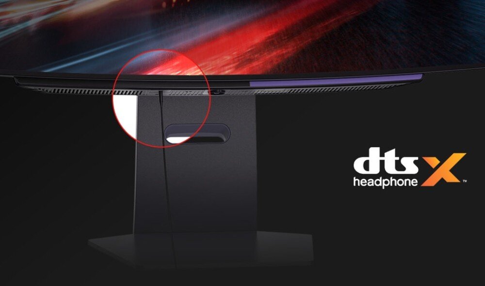Monitor LG UltraGear 45GS95QE-B.AEU Podstawa monitora z wycięciem na przewody, do którego podłączony jest kabel słuchawkowy. Obok widoczny jest logotyp technologii dźwięku przestrzennego DTS Headphone:X, słuchawki, dźwięk przestrzenny