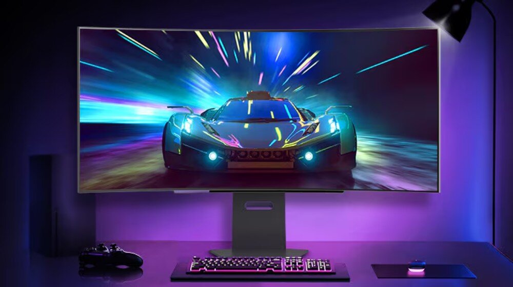 Monitor LG UltraGear 45GS95QE-B.AEU Monitor ustawiony na biurku w ciemnym pomieszczeniu, podświetlony fioletowym światłem, czas reakcji, odświeżanie, płynność