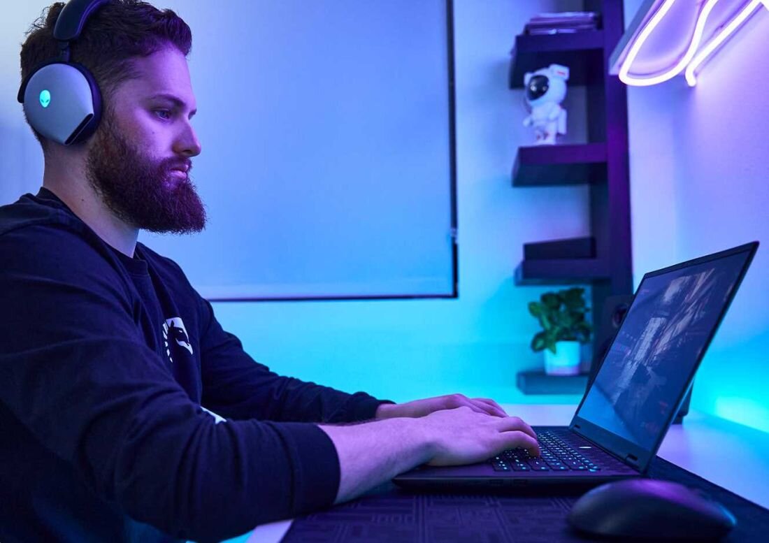 Laptop DELL Alienware M16 R2 M6R2 - Odświeżanie 240 Hz Rozdzielczość QHD+