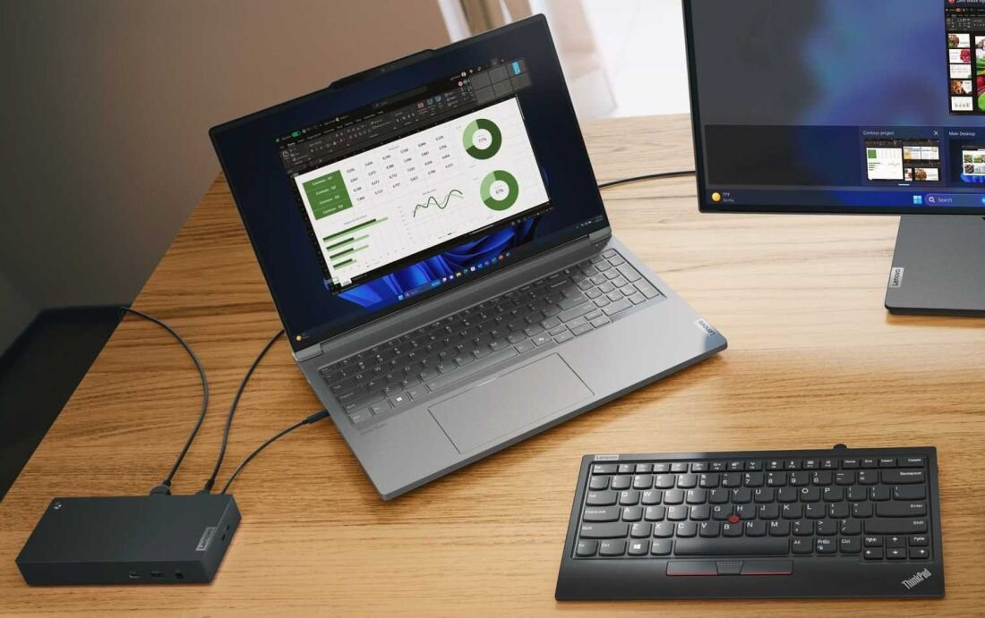 Baner promocyjny laptopa Lenovo ThinkBook 16p G4 – po lewej stronie jasne logo Lenovo ThinkBook na gradientowym tle w odcieniach niebieskiego i fioletowego; po prawej otwarty laptop z ekranem prezentującym dynamiczną, kolorową grafikę abstrakcyjną, z boku czerwony pasek z logo Lenovo.   