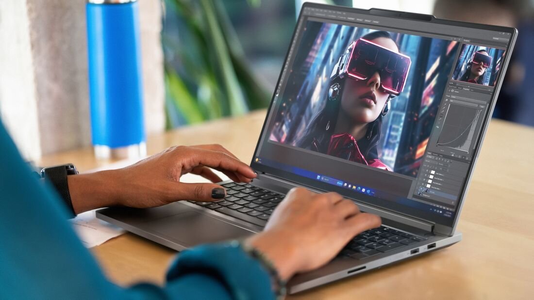 Wizualizacja karty graficznej NVIDIA GeForce RTX na tle futurystycznej, cyfrowej siatki z intensywnymi, zielonymi rozbłyskami energii; centralnie umieszczone logo RTX otoczone przez dynamiczne linie świetlne symbolizujące wysoką wydajność graficzną i zaawansowane technologie renderowania. - NVIDIA GeForce RTX, Inteligentne zarządzanie baterią 