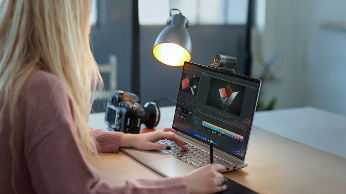 Procesor Intel Core umieszczony centralnie na podświetlonej na niebiesko płycie głównej, otoczony złożoną siecią elektronicznych ścieżek na ciemnym tle; napis Intel Core podświetlony jasnym światłem, dynamiczne linie symbolizujące wysoką wydajność obliczeniową i zaawansowane przetwarzanie danych. - Intel Core, pamięć RAM DDR5, Dysk SSD  