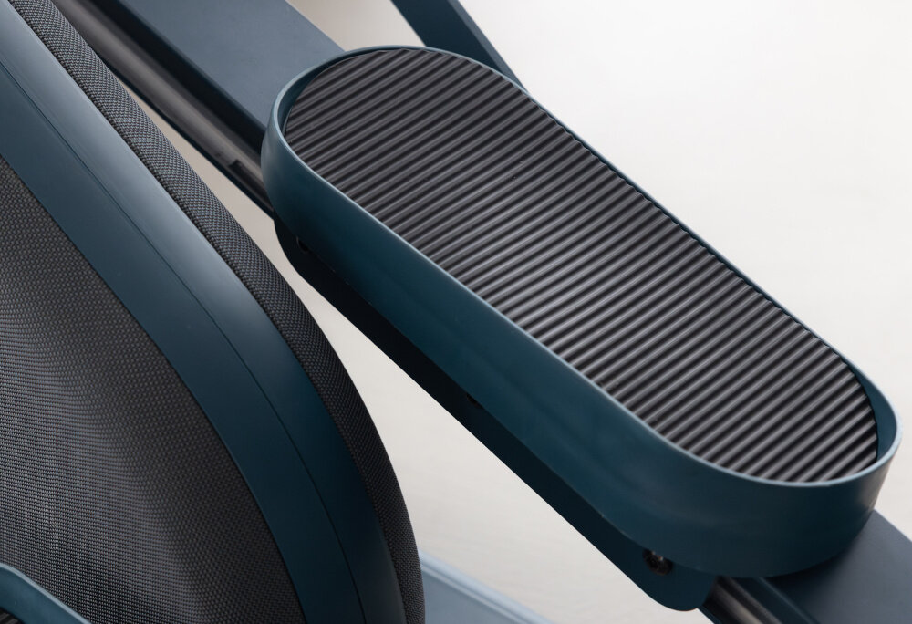 Orbitrek elektromagnetyczny KETTLER Hoi Cross Pro Blueberry Green szerokie pedaly dlugosc kroku 48 cm ergonomicznie rozstawione plozy w odleglosci 20 cm plynny eliptyczny ruch przyjazny dla stawow maksymalna waga uzytkownika do 150 kg