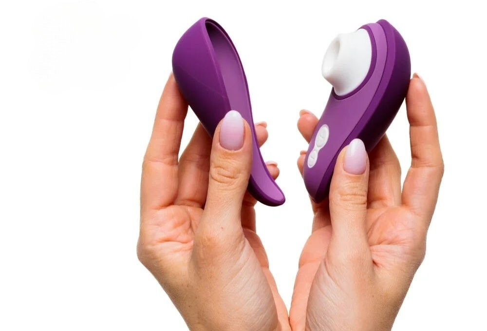 WOMANIZER Liberty 2 Purple bezdotykowy masażer łechtaczki masażer trzymany w rękach zamykanie białe tło przyciski łatwe w czyszczeniu wygoda i higiena użytkowania ciepła woda z mydłem antybakteryjnym specjalny środek do czyszczenia zabawek szybka bezproblemowa konserwacja higiena bezpieczeństwo