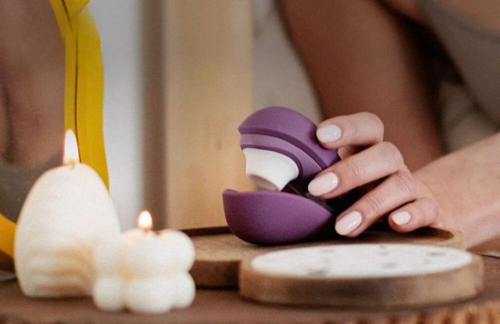 WOMANIZER Liberty 2 Purple bezdotykowy masażer łechtaczki zamykanie masażera w etui położony na podstawce towarzysz podróży funkcja blokady podróżnej magnetycznie zamykane etui utrzymanie w higienicznym stanie do 120 minut pracy pełna naładowanie około 60 minut intensywna rozkosz magnetyczny port szybkie wygodne uzupełnienie energii