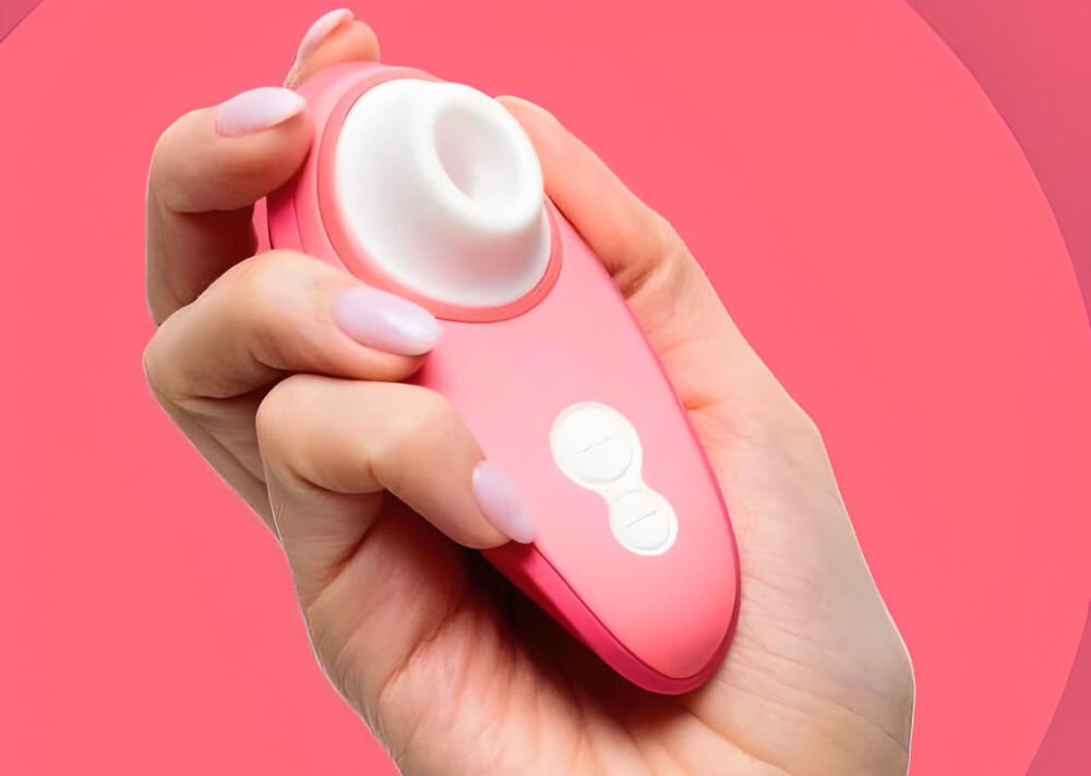 WOMANIZER Liberty 2 Vibrant Rose bezdotykowy masażer łechtaczki masażer trzymany w ręce różowe tło przyciski łatwe w czyszczeniu wygoda i higiena użytkowania ciepła woda z mydłem antybakteryjnym specjalny środek do czyszczenia zabawek szybka bezproblemowa konserwacja higiena bezpieczeństwo