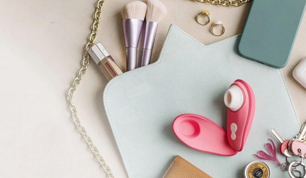 WOMANIZER Liberty 2 Vibrant Rose bezdotykowy masażer łechtaczki masażer z zamknięciem leży na torebce pędzle łańcuszek telefon towarzysz podróży funkcja blokady podróżnej magnetycznie zamykane etui utrzymanie w higienicznym stanie do 120 minut pracy pełna naładowanie około 60 minut intensywna rozkosz magnetyczny port szybkie wygodne uzupełnienie energii