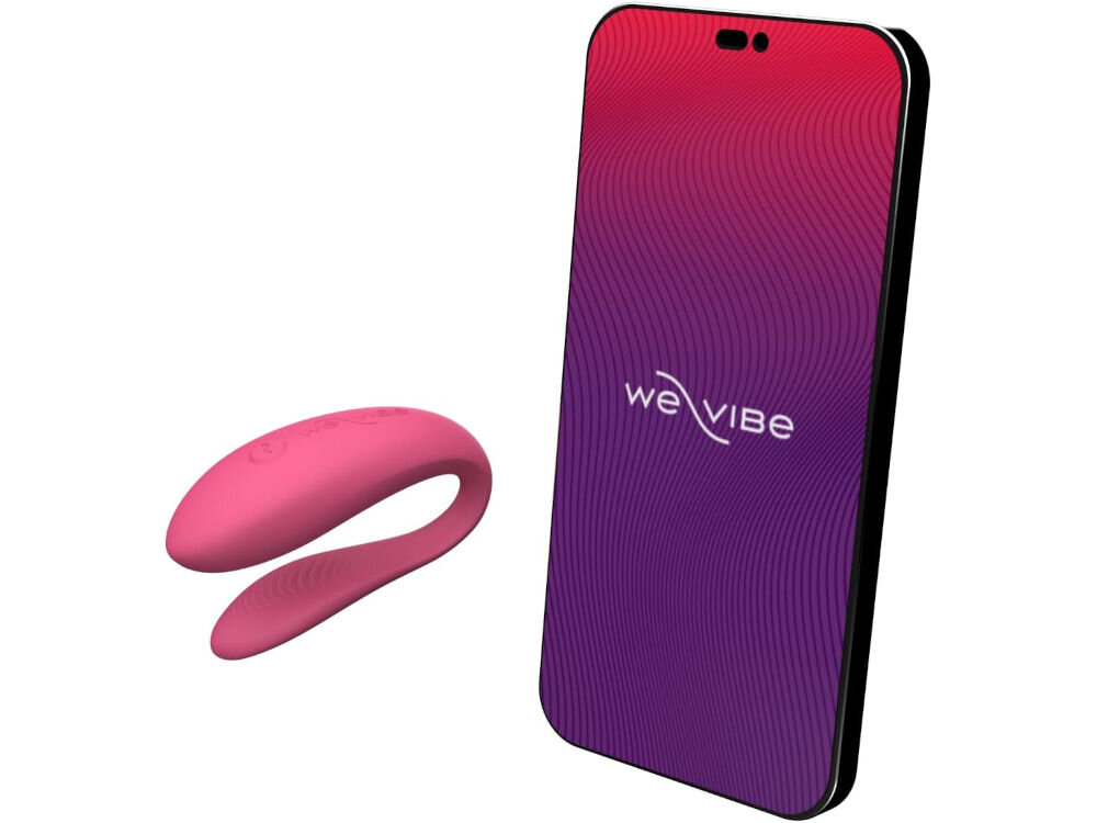 WE-VIBE Sync Lite Pink zdalnie sterowany wibrator dla par różowy wibrator obok smartfon z aplikacją białe tło możliwość zdalnego sterowania aplikacja We-Vibe (Android i iOS) w związkach na odległość jako element gry wstępnej partner może przejąć kontrolę z dowolnego miejsca na świecie