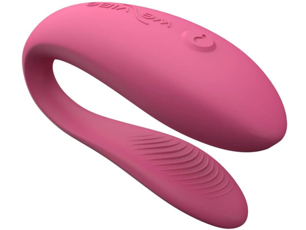 WE-VIBE Sync Lite Pink zdalnie sterowany wibrator dla par różowy wibrator przycisk wyżłobienia na obudowie białe tło z wysokiej jakości silikonu medycznego przyjemny w dotyku całkowicie bezpieczny dla skóry nie zawiera lateksu ftalanów BPA dla osób wrażliwych i alergików gładka powierzchnia z lubrykantami na bazie wody przyjazny dla Twojego ciała