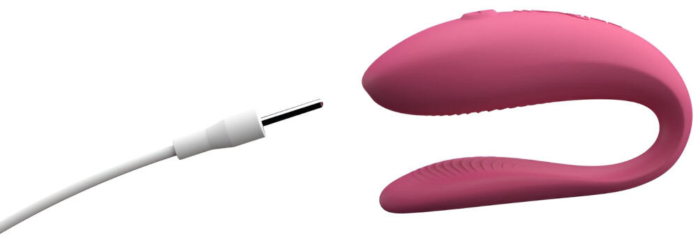 WE-VIBE Sync Lite Pink zdalnie sterowany wibrator dla par różowy wibrator białe tło końcówka do ładowania Zasilanie akumulatorowe do 45 minut nieprzerwanej pracy wbudowany akumulator dołączony kabel USB-A/końcówka ładująca szybkie wygodne ładowanie około 90 minut ładowania kompaktowe wymiary (7,5 × 5,1 × 3 cm) dyskretny łatwy do przechowywania lekka konstrukcja (180 g) mobilność funkcjonalność