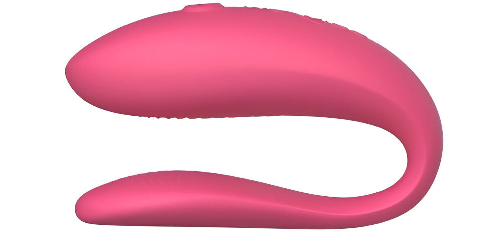 WE-VIBE Sync Lite Pink zdalnie sterowany wibrator dla par bok różowego wibratora przycisk białe tło Różowy odcień subtelność styl do intymności przyjemności kompaktowy stylowy gadżet funkcjonalności z estetyką wzbogaci Wasze wspólne chwile codzienne rytuały i zabawy przyjemność we dwoje