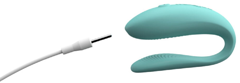 WE-VIBE Sync Lite Aqua zdalnie sterowany wibrator dla par niebieski wibrator białe tło końcówka do ładowania Zasilanie akumulatorowe do 45 minut nieprzerwanej pracy wbudowany akumulator dołączony kabel USB-A/końcówka ładująca szybkie wygodne ładowanie około 90 minut ładowania kompaktowe wymiary (7,5 × 5,1 × 3 cm) dyskretny łatwy do przechowywania lekka konstrukcja (180 g) mobilność funkcjonalność