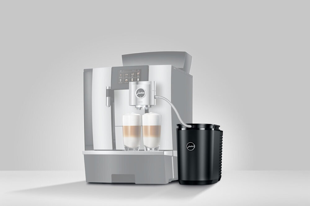 Chłodziarka do mleka JURA Cool Control 2.5 l Czarny do zastosowania z ekspresami spieniającymi mleko poprzez rurkę zdjęcie lifestyle Mleko zawsze schłodzone