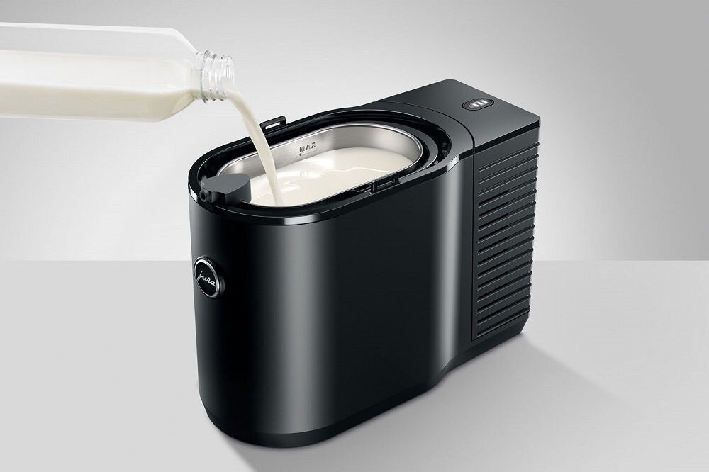 Chłodziarka do mleka JURA Cool Control 2.5 l Czarny do zastosowania z ekspresami spieniającymi mleko poprzez rurkę zdjęcie lifestyle Duża pojemność ze stali szlachetnej pojemność cappuccino, latte macchiato czy flat white
