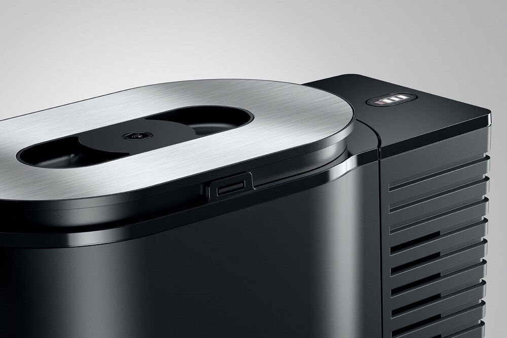 Chłodziarka do mleka JURA Cool Control 2.5 l Czarny do zastosowania z ekspresami spieniającymi mleko poprzez rurkę zdjęcie lifestyle  Kontrola poziomu mleka wskaźnik poziomu napełnienia ilość  bez konieczności wyjmowania pojemnika z chłodziarki