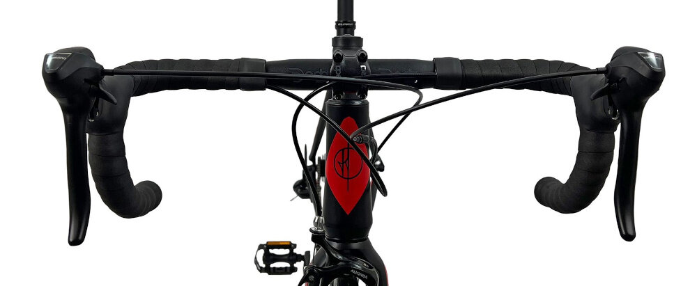 Rower szosowy FONDRIEST 110 Corsa MIG 1.O U20 28 cali Czarno-czerwony kierownica aluminiowa renomowanej marki Deda Elementi aluminiowy wspornik antyposlizgowy material