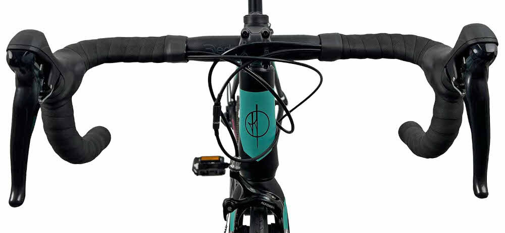 Rower szosowy FONDRIEST Eagle 1.0 D22 28 cali Czarno-różowo-seledynowy kierownica aluminiowa renomowanej marki Deda Elementi aluminiowy wspornik antyposlizgowy material