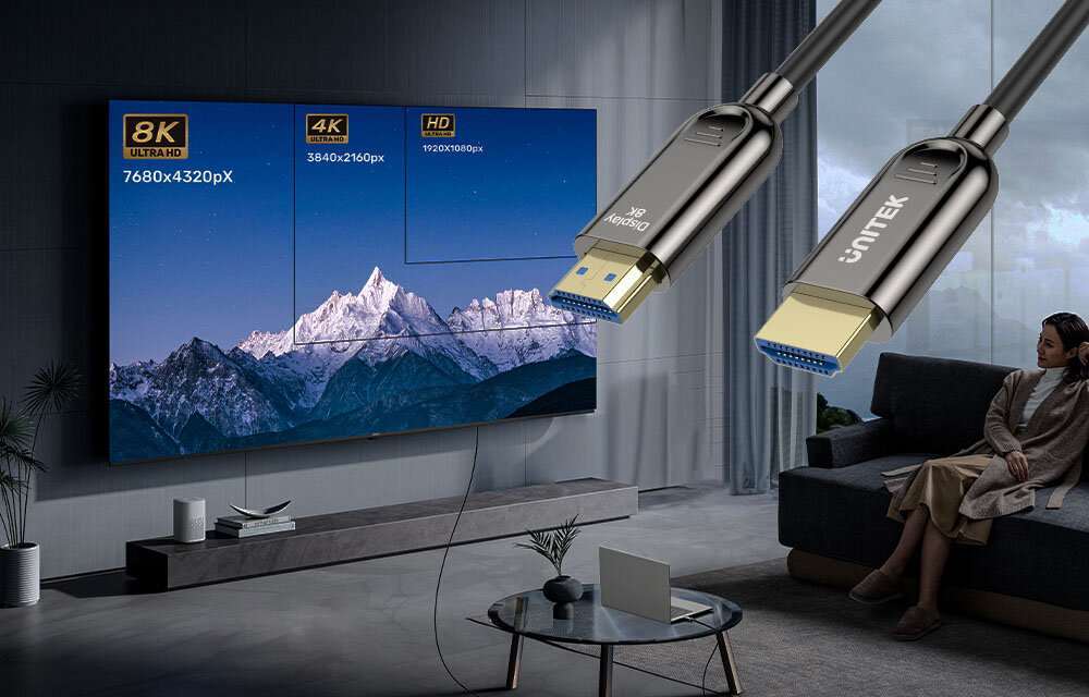 Obraz przedstawia duży telewizor wyświetlający górski krajobraz z oznaczeniami 8K Ultra HD 7680x4320pX, 4K 3840x2160pX i HD 1920x1080pX. Na pierwszym planie widoczny jest kabel HDMI z logo UNITEK, a w tle osoba siedząca na kanapie.