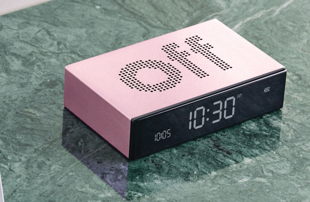 Budzik LEXON Flip Premium LR152LP Jasnoróżowy, ruch, alarm, on/off, dotykowy, budzik na zielonym blacie lekko od góry z napisem off na górze