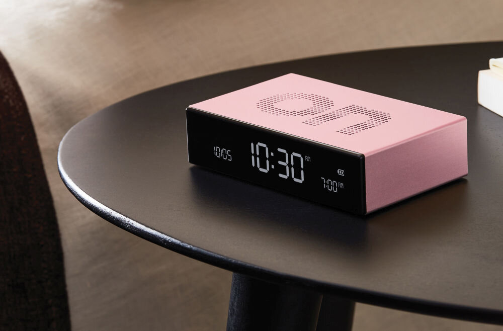 Budzik LEXON Flip Premium LR152LP Jasnoróżowy, odporność, trwałośc, wykończenie, aluminium, budzik stoi na stoliku w pokoju gościnnym