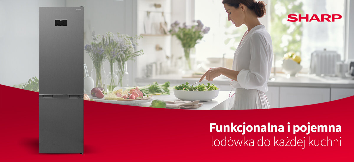Obraz przedstawia lodówkę w kolorze inox oraz osobę przygotowującą sałatkę w jasnej kuchni. W prawym górnym rogu widoczne jest logo \'SHARP Be Original.\'.