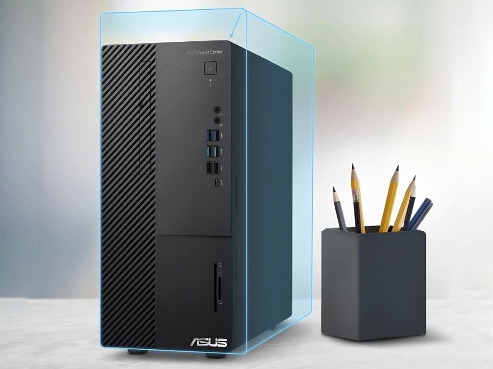Komputer ASUS ExpertCenter D700ME-513500091X Komputer ASUS na jasnym tle, obok pojemnik z ołówkami. Obudowa zaznaczona przezroczystym niebieskim konturem, wielkość, pojemność, wygląd, obudowa