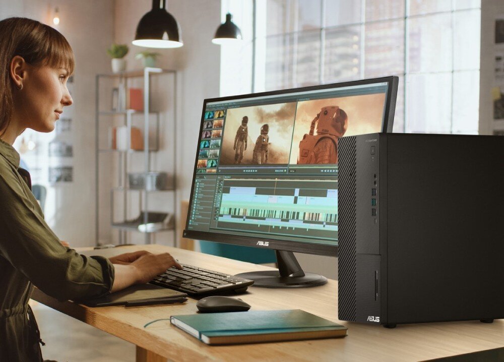 Komputer ASUS ExpertCenter D700ME-513500091X Kobieta pracująca przy komputerze ASUS z dużym monitorem. Na ekranie otwarty program do montażu wideo z ujęciami robotów, procesor, pamięć, dysk, karta graficzna