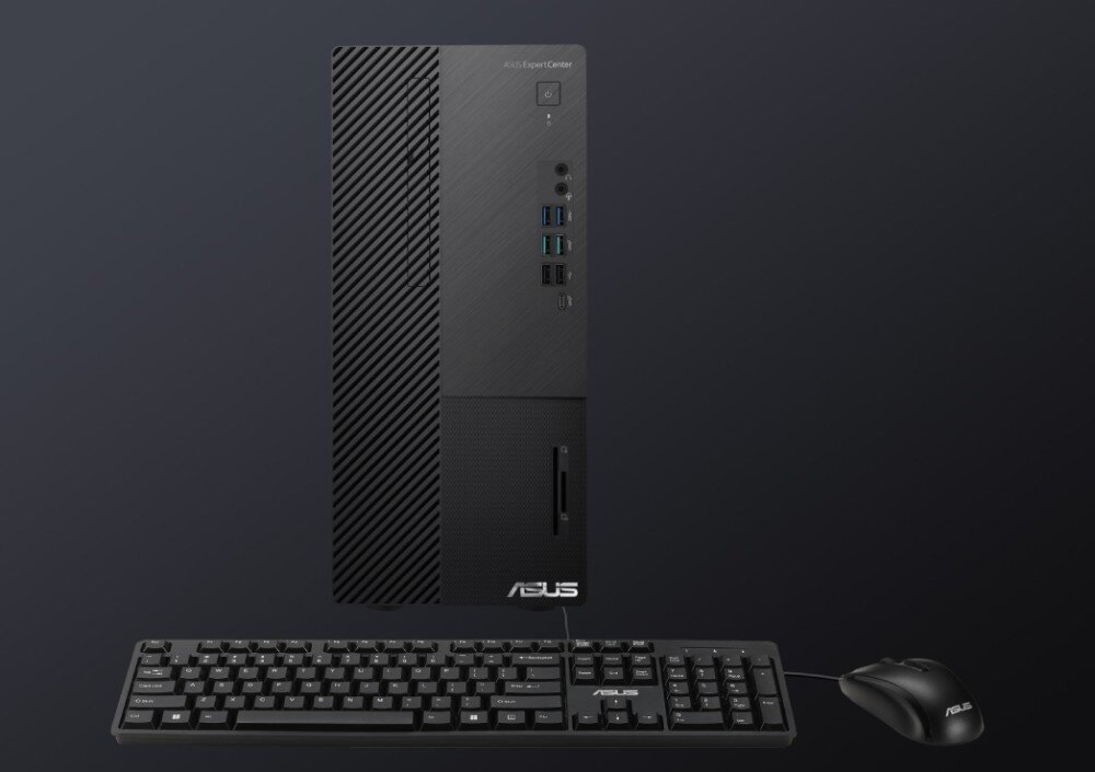 Komputer ASUS ExpertCenter D700ME-513500091X Widok z góry na komputer ASUS z przodu oraz klawiaturę i myszkę. Wyeksponowane porty USB, wejścia audio i czytnik kart, porty USB, czytnik kart pamięci
