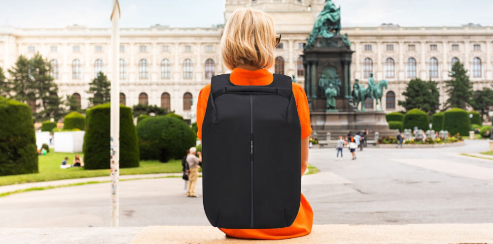 Plecak na laptopa SAMSONITE Securipak 2.0 15.6 cali bezpieczeństwo i styl,
kobieta siedząca z plecakiem założonym na plecy