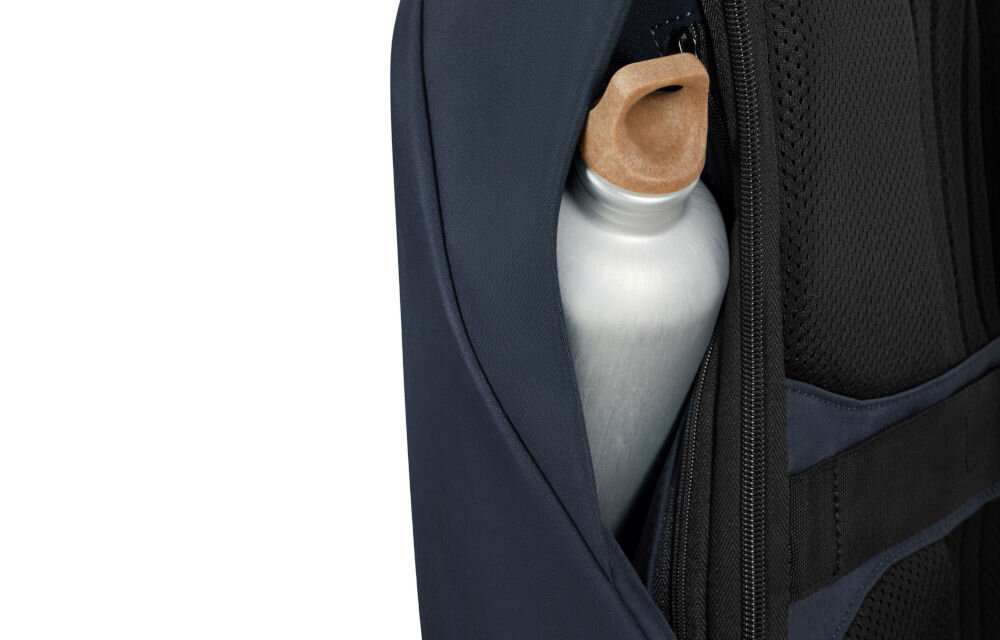 Plecak na laptopa SAMSONITE Securipak 2.0 15.6 cali zabierz ulubiony napój, specjalnie zaprojektowany uchwyt boczny umożliwiający wygodne przenoszenie butelki z wodą lub innym napojem,
zbliżenie na kieszeń, z której wystaje butelka