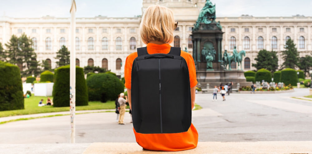 Plecak na laptopa SAMSONITE Securipak 2.0 17.3 cali bezpieczeństwo i styl,
kobieta siedząca z plecakiem założonym na plecy