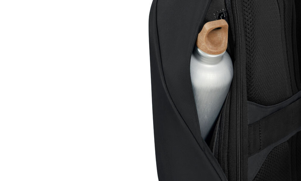Plecak na laptopa SAMSONITE Securipak 2.0 17.3 cali zabierz ulubiony napój, specjalnie zaprojektowany uchwyt boczny umożliwiający wygodne przenoszenie butelki z wodą lub innym napojem,
zbliżenie na kieszeń, z której wystaje butelka, białe tło