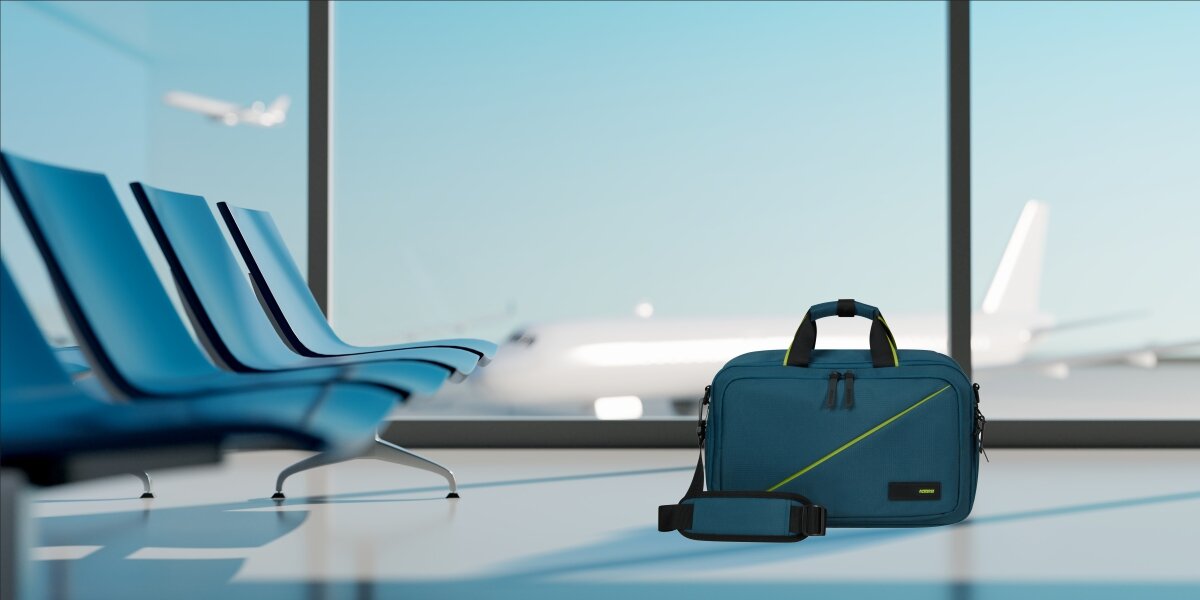 AMERICAN TOURISTER Take2Cabin znajduje w poczekalni na lotnisku, w pobliżu widoczne są krzesełka