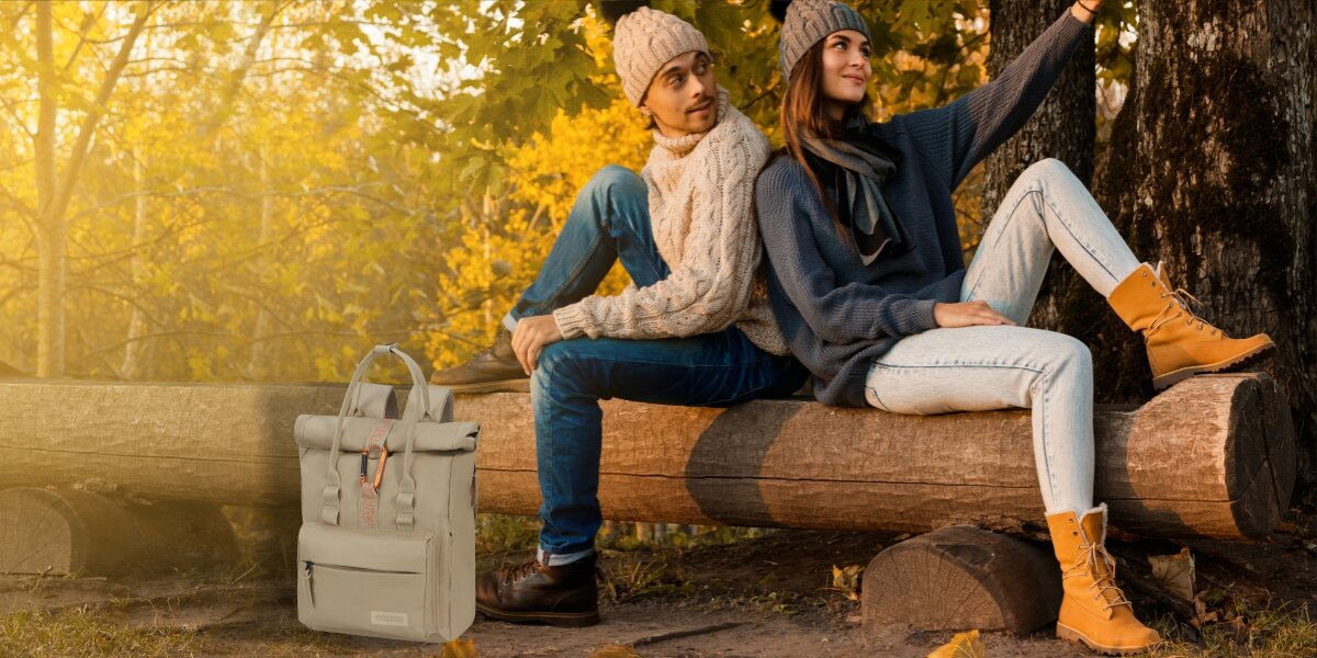 AMERICAN TOURISTER Urban Groove UG16 plecak na tle natury i ławki wykonanej z kłody drzewa