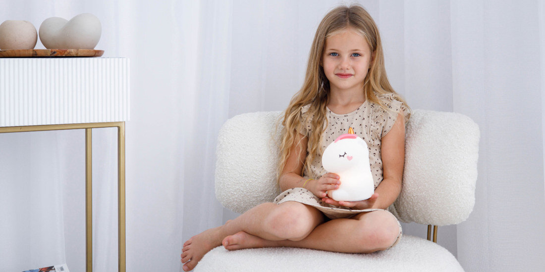 Lampka nocna INNOGIO GIOlittle Unicorn GIO-142 wygląd design tło prezentacja wizualizacja Spokojny sen Twojego dziecka