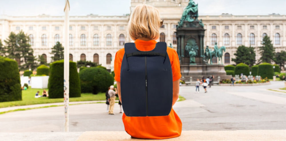 Plecak na laptopa SAMSONITE Securipak 2.0 14.1 cali bezpieczeństwo i styl,
kobieta siedząca z plecakiem założonym na plecy