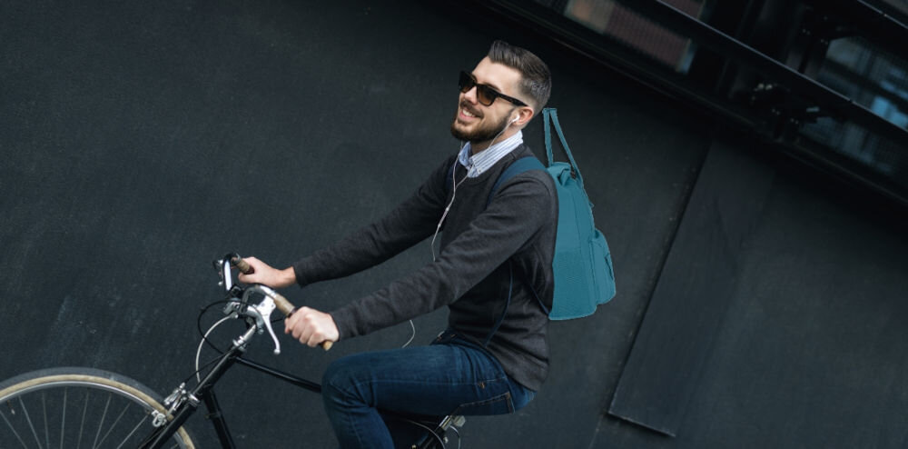 Plecak na laptopa AMERICAN TOURISTER Urban Groove UG25 Roll-Top 15.6 cali Breeze Blue Niebieski
miejski charakter, minimalistyczny design, funkcjonalny, estetyka, która pasuje zarówno do casualowych,
jak i bardziej eleganckich stylizacji,
mężczyzna z założonym plecakiem jadący na rowerze