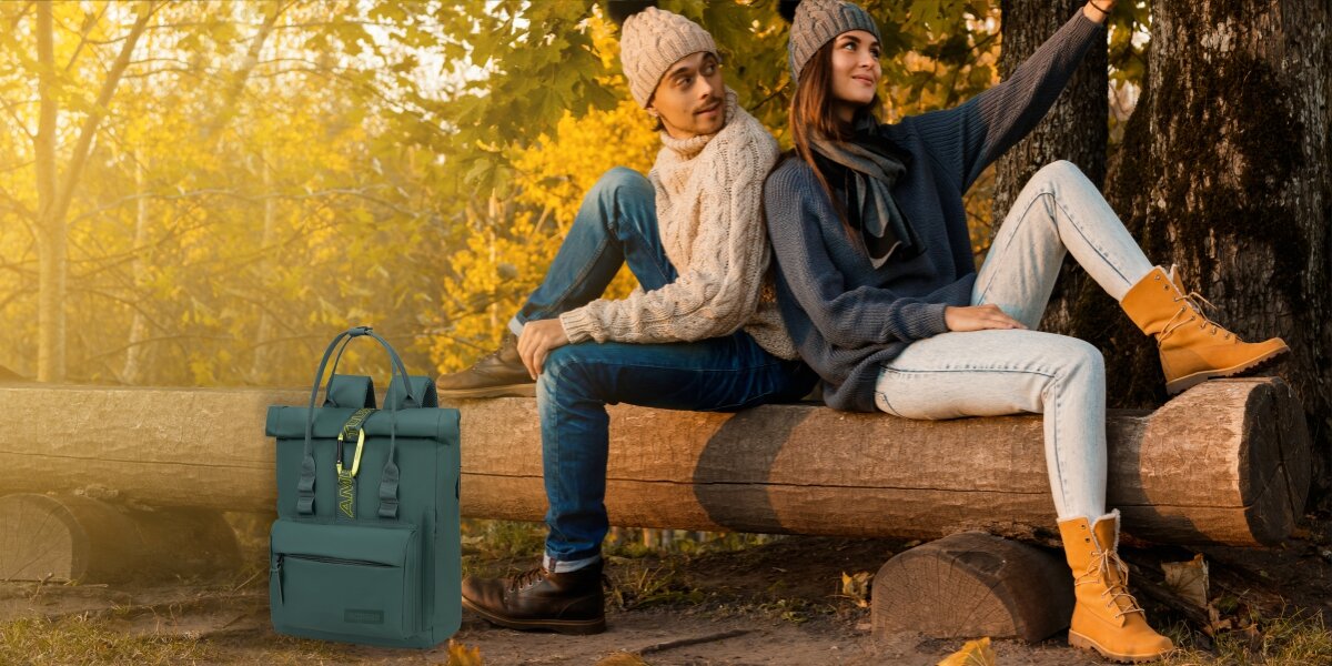 AMERICAN TOURISTER Urban Groove UG16 plecak na tle natury i ławki wykonanej z kłody drzewa