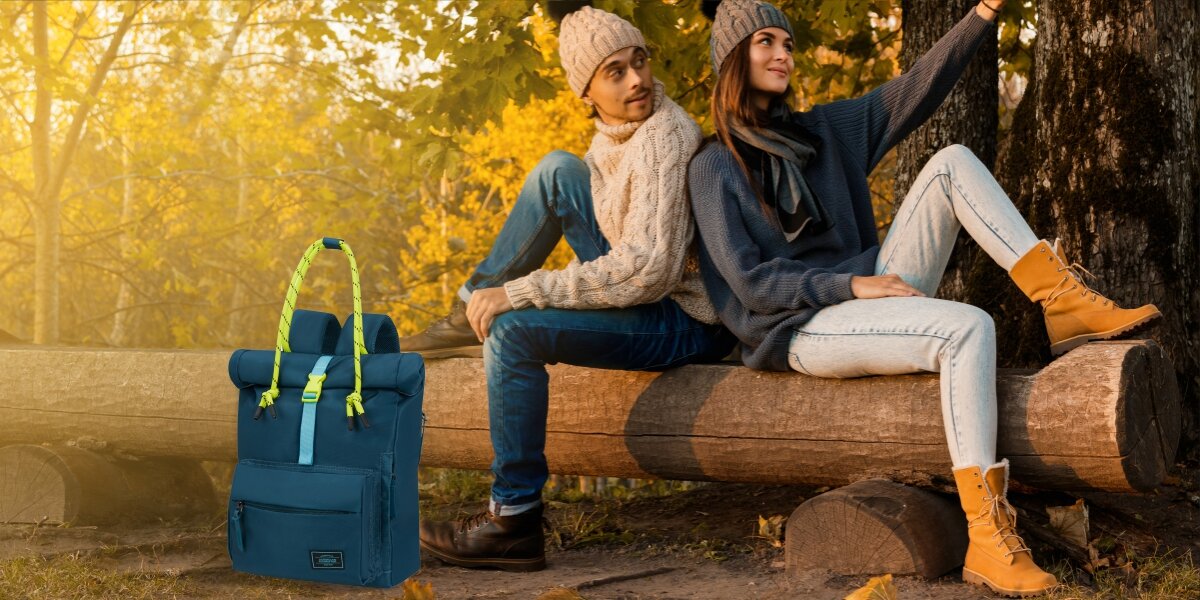 AMERICAN TOURISTER Urban Groove UG16 plecak na tle natury i ławki wykonanej z kłody drzewa