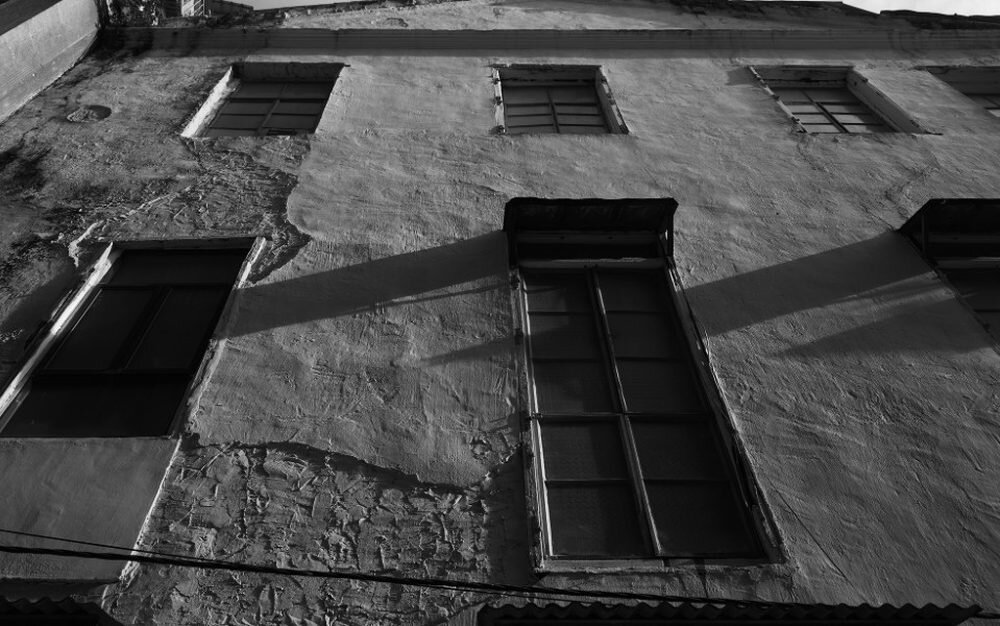 Obiektyw PANASONIC S-R28200 28-200mm F-4.0 ściana kamienicy