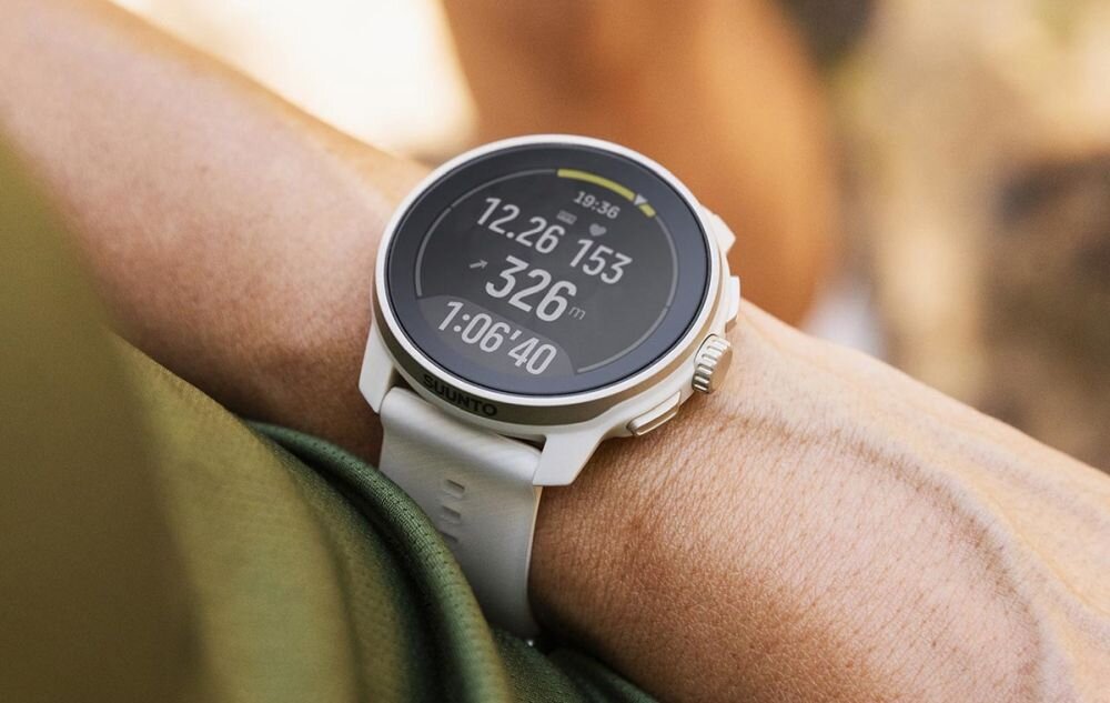 Smartwatch SUUNTO Race S ekran bateria czujniki zdrowie sport pasek ładowanie pojemność rozdzielczość łączność sterowanie krew puls rozmowy smartfon aplikacja