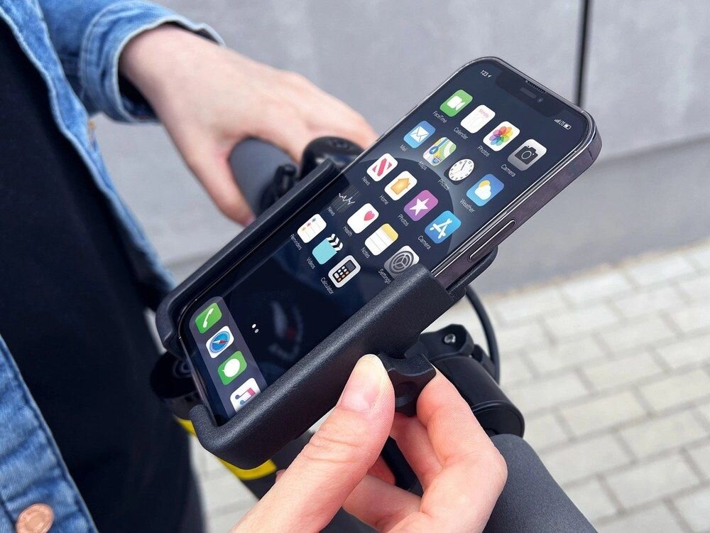 Uchwyt na telefon do roweru WOZINSKY WBHBK3 Czarny, uchwyt, metalowy, dłonie, hulajnoga, Dokręcanie uchwytu na telefon na kierownicy.
