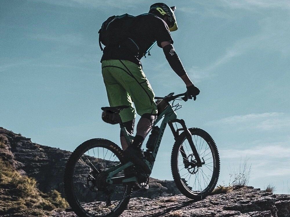 Torba rowerowa podsiodłowa WOZINSKY WBB8BK, opakowanie, torba, podsiodłowa, Wozinsky, Rowerzysta górski na skalistym szlaku pod górę.