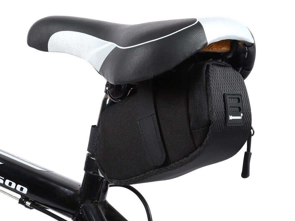 Torba rowerowa podsiodłowa WOZINSKY WBB8BK, pojemność, wymiary, akcesoria, ergonomia, Czarna torba podsiodłowa zamontowana pod siodełkiem.